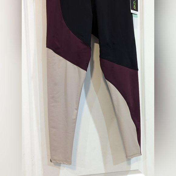 NWT...Onzie athletic stretch legging - Picture 3 of 6